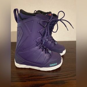 Snowboard boots